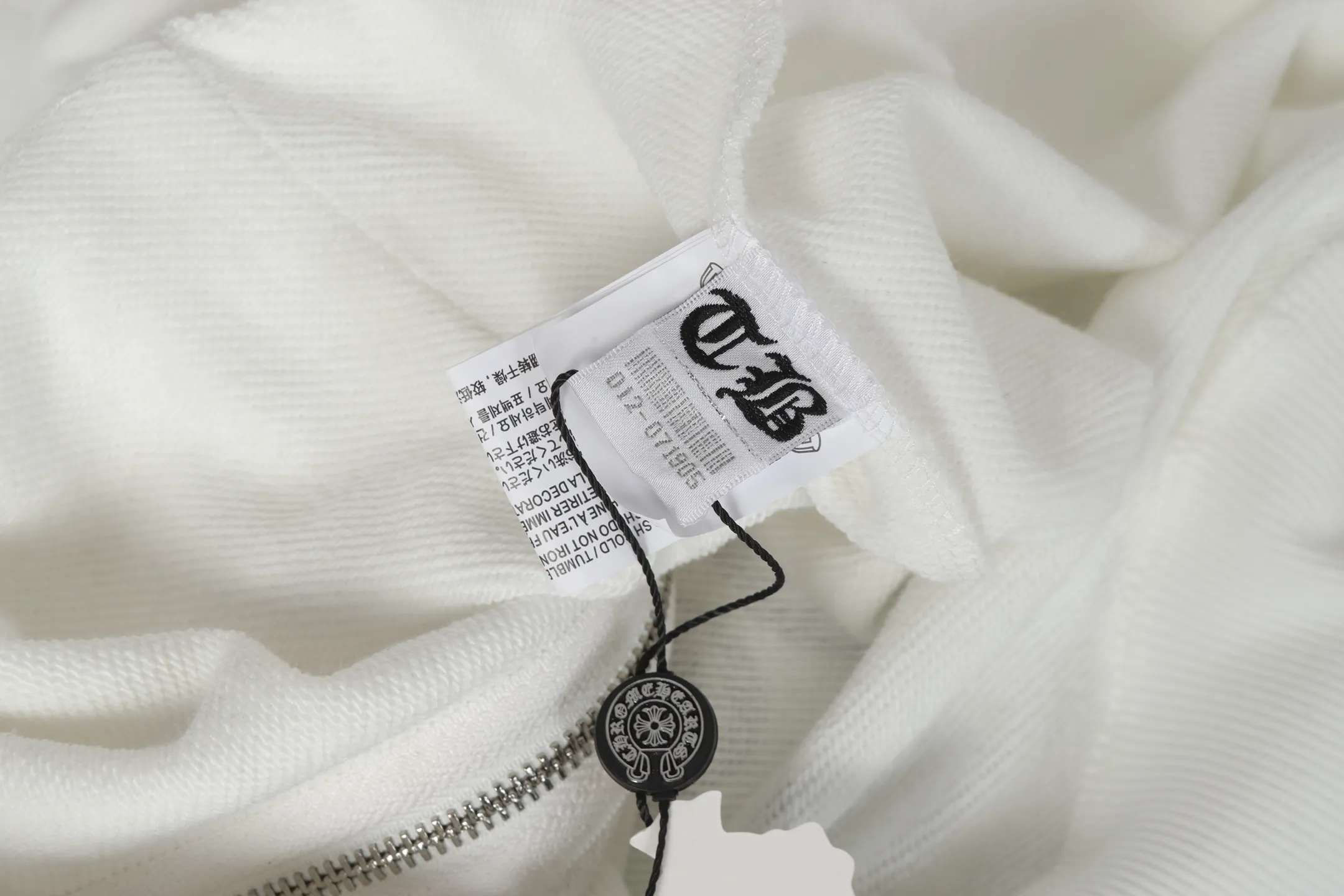 P240 Cross-border model, please do not place an order if you are pursuing quality -Chrome Hearts/Chrome Hearts 25ss Hong Kong Limited Scroll Horseshoe Print Zipper Sweater Cardigan Jacket -High weight, high density and high quality. The wool is soft, delicate and skin-friendly. It feels soft and silky. It has excellent warmth and skin-friendly properties. -Size: S M L XL